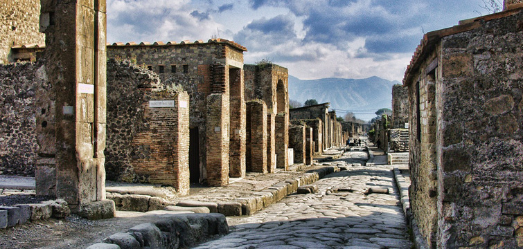 La migliore pizza del mondo, una passeggiata all’ombra del Vesuvio, tra sole, mare e scavi archeologici.