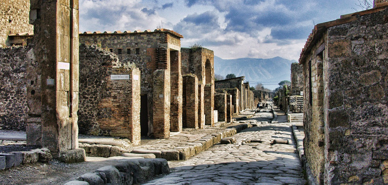 The best pizza in the world, a walk in the shadow of Vesuvius, between sun, sea and archaeological excavations.